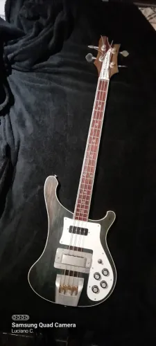 Baixo modelo Rickenbacker Luthier