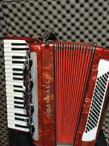 Acordeon scandalli 80 baixos com eletrificação azs.