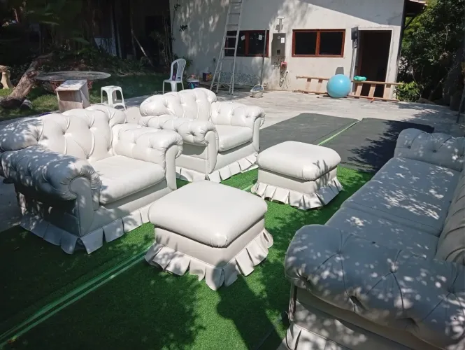 Conjunto Chesterfield Completo - Sofá 3 Lugares + 2 Poltronas + 2 Puffs | Corino Branco