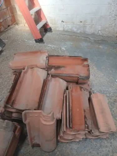 DOAÇÃO de 55 Telhas Romana Novas + 4 Sacos Brita Sorocaba