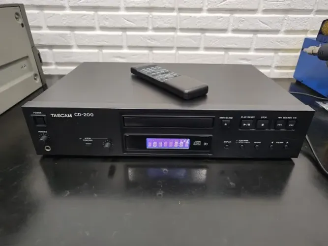 TASCAM CD-200 Professional CD/MP3 Player + Controle Remoto