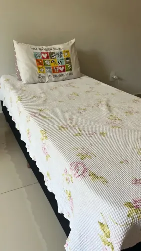 Vendo cama de solteiro seminova
