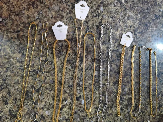 Cordão e pulseiras