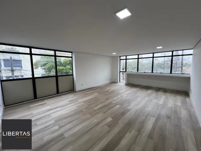 Sala comercial reformada e elevador no bairro Bom Fim.