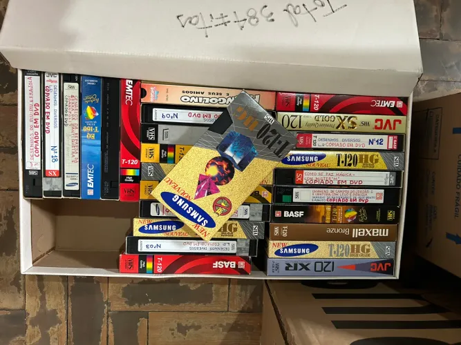 384 fitas VHS de filmes e documentários.