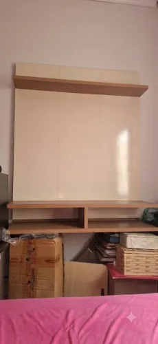 Painel para TV com Prateleira e Nichos - Ótimo Estado!