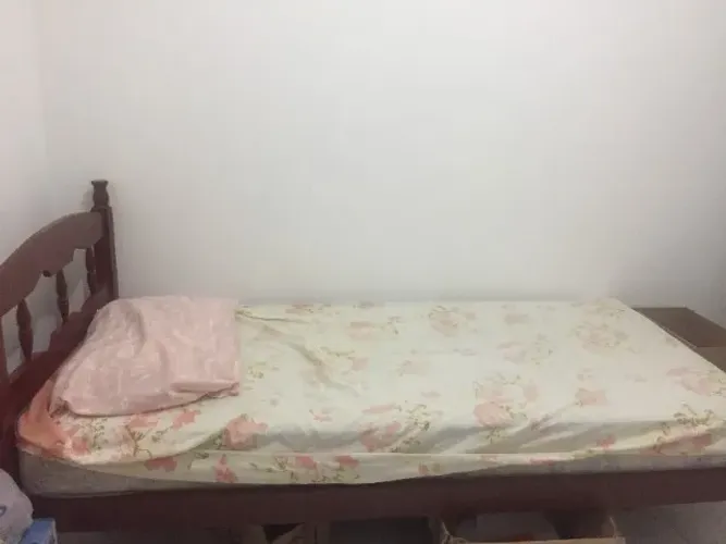 Cama de madeira verdadeira com colchão de solteiro