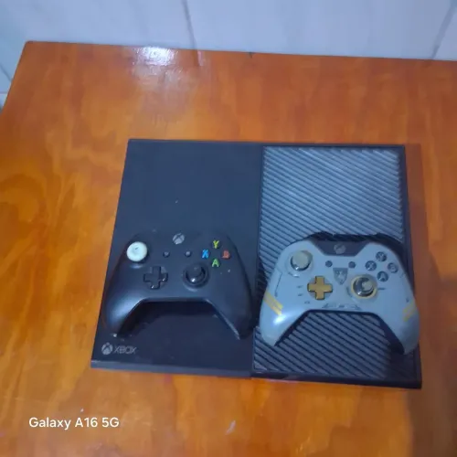 Xbox one fat com dois controles mais um jogo