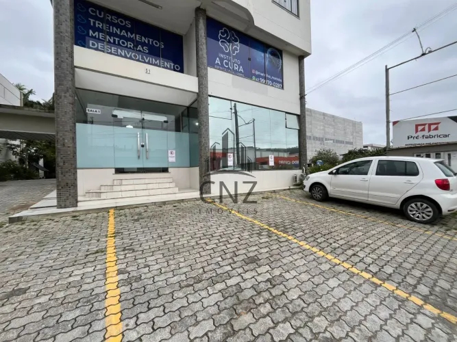 Sala comercial para locação em Brusque-SC, bairro São Pedro: 2 banheiros, 4 vagas de garag