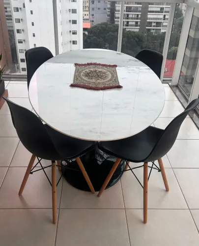 Mesa Saarinen Oval 1,60x0,90 Branca
