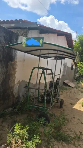 Engenhoca com carrinho e coberta