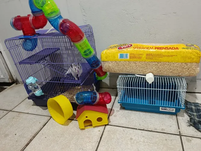 Vendo gaiola de hamister grande e pequena com saco ferragem fechado perfeita condições.