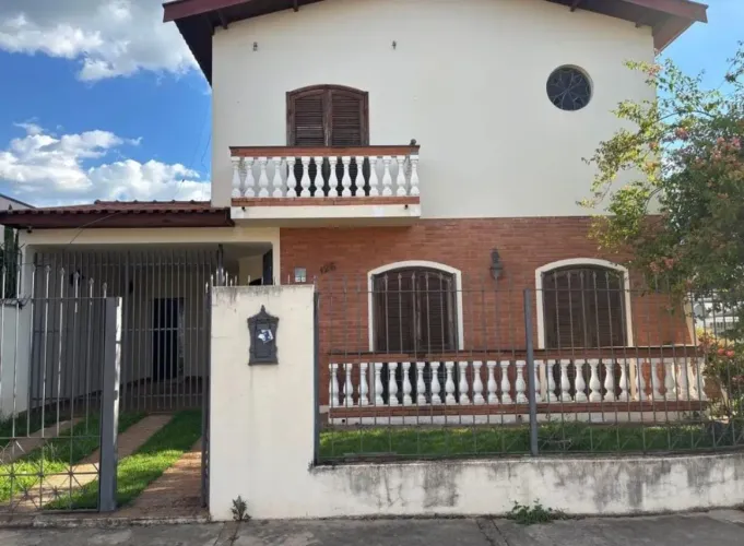 Casa Comercial para Locação em Tatuí-SP 7 Salas, 4 Banheiros, 4 Vagas, 200m² - Jardim São