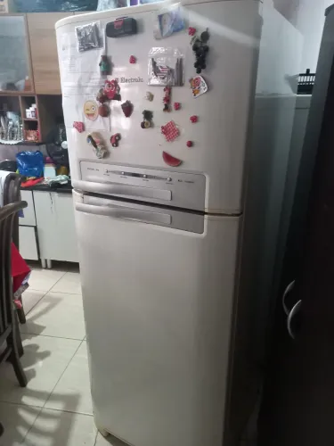 Vendo geladeira perfeita entrego 220 a voltagem