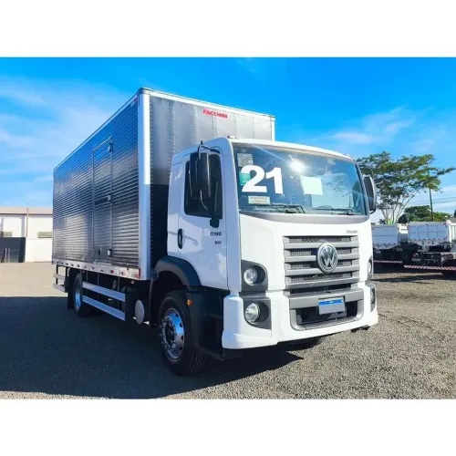 Caminhão baú seminovo 