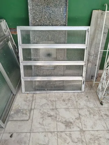 Janela basculante de alumínio com 4 folhas
