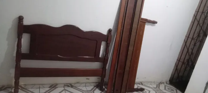 Cama casal de madeira maciça Angelim