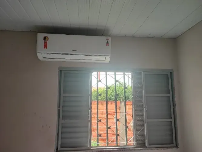 Ar condicionado 1200 BTU.