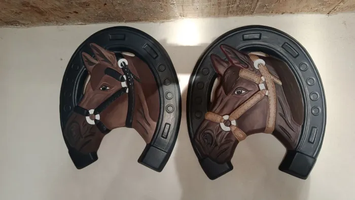 Cabeça de cavalo com ferradura , arte em gesso