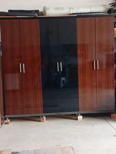 Guarda roupa semi novo 