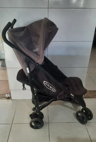Carrinho de bebê modelo guarda chuva 