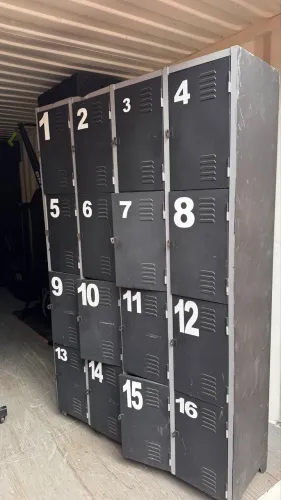 Armário multiuso com 16 baias 