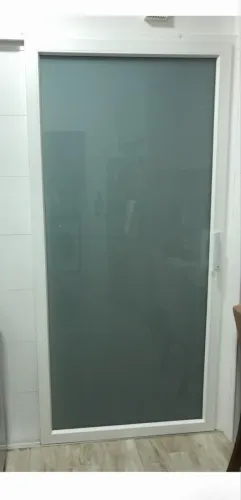 Porta de correr de pvc com vidro usada 2,10 alt x 1,10 largura