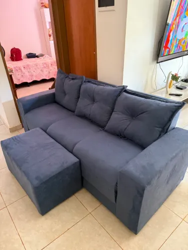Sofá 3 Lugares com Puff - Braço Reto e Almofadas Soltas