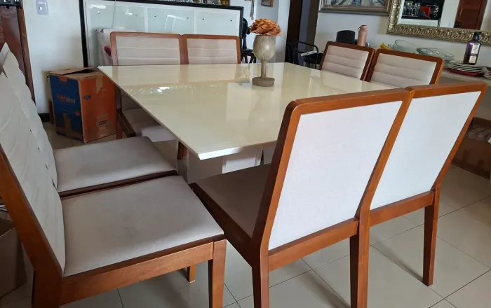 Mesa quadrada de 1,40cm com 8 cadeiras de madeira maciça 