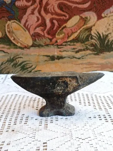 Bigorna antiga de ferro pequena 