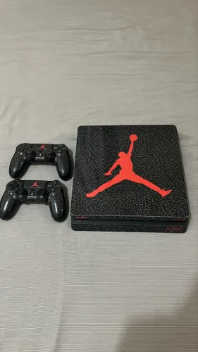 PlayStation 4 Slim 500GB + 2 Controles