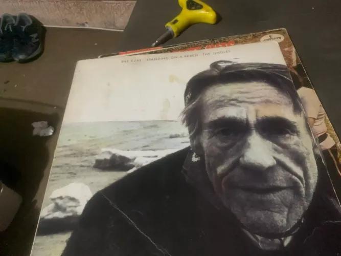 álbum de compilação de singles do The Cure, "Standing on a Beach