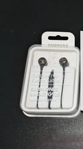 Fone de Ouvido Samsung In-Ear IG935 com fio P2 e microfone (Fone preto novo, caixa aberta)