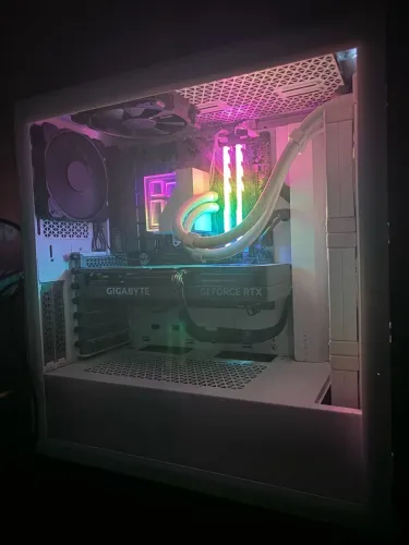 PC Gamer - Ryzen 7 9800X3D - RTX 4060 Ti - 32GB RAM 6400MHz - 3,5TB