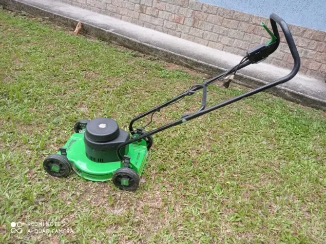 Máquina elétrica de cortar grama semi nova * zap