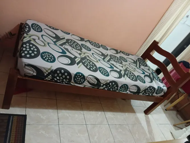 Vendo uma cama de solteiro,madeira de angelim,com colchão,por 700