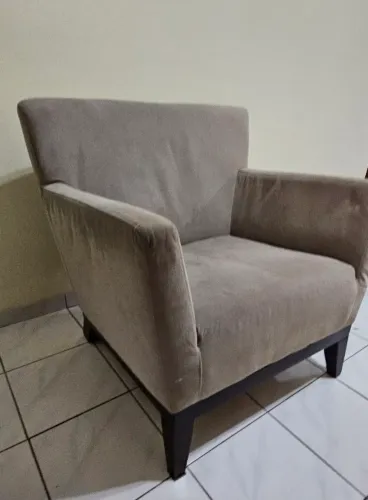 Duas Poltronas Cinza com Pés em Madeira ? Excelente Estado