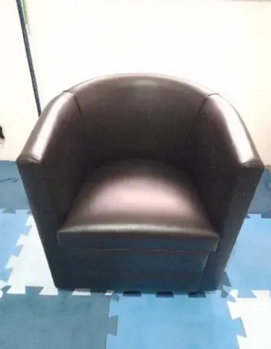 Poltrona em Corino Preto
