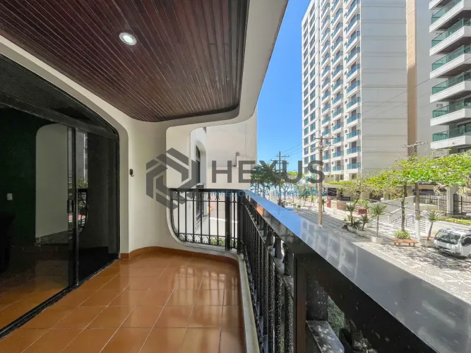 Apartamento com varanda e vista mar na quadra mar da Praia das Pitangueiras, Guaruja