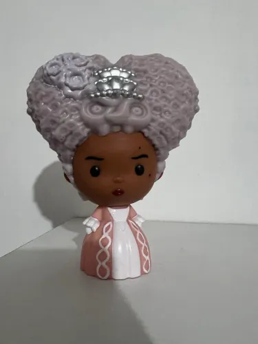 Boneca rainha charlotte bridgerton fan box