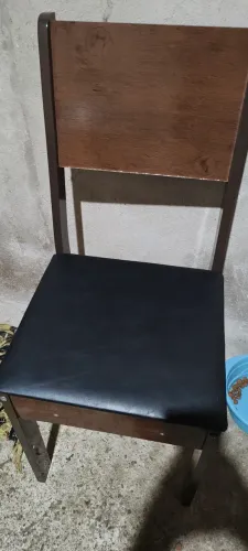 VENDE-SE 4 CADEIRAS DE MADEIRA.
