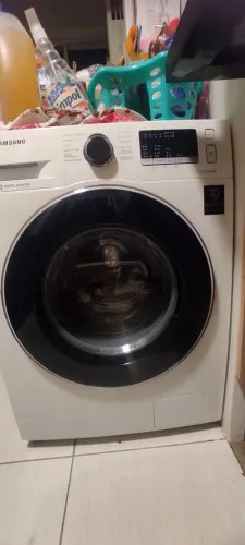 Máquina de lavar roupa, três anos de uso, estragada. Pode servir para tirar peças.