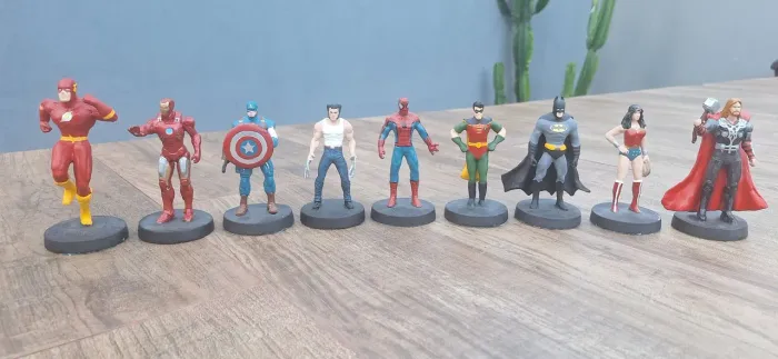 SUPER HEROIS - Em resina plástica