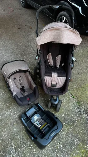 CARRINHO DE BEBÊ COM BEBÊ CONFORTO E BASE PARA CARRO