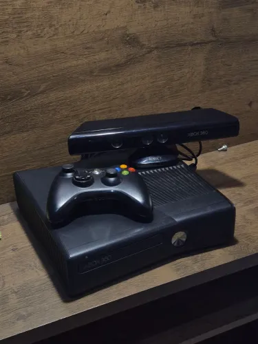 XBOX 360(DESBLOQUEADO) Acompanha 2 controles e o Kinect