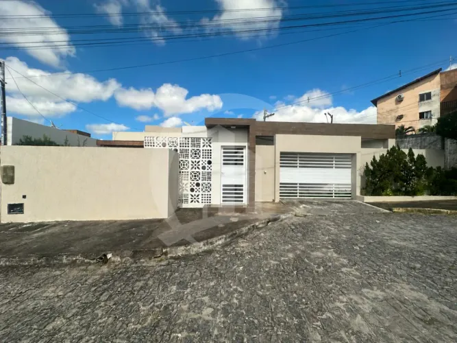 Casa para Locação no Condomínio Residencial Sinai I | 2 Quartos, Suíte com Banheira e Quin