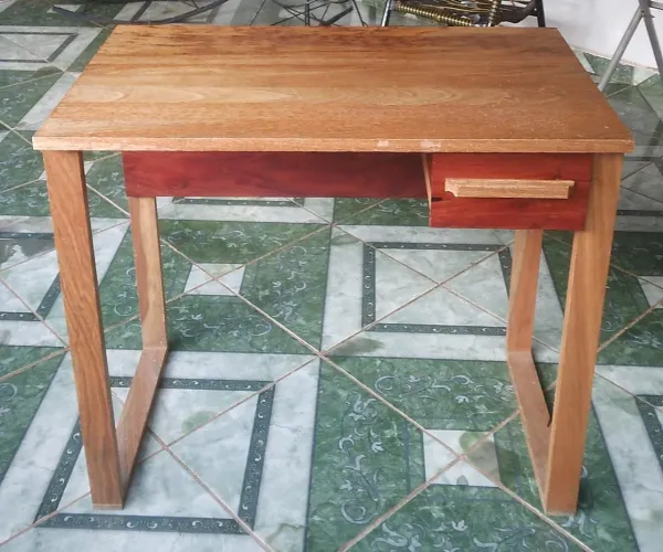 Vende-se escrivaninha de madeira