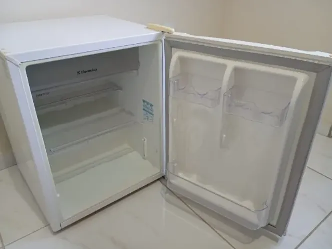 Frigobar Electrolux RE80