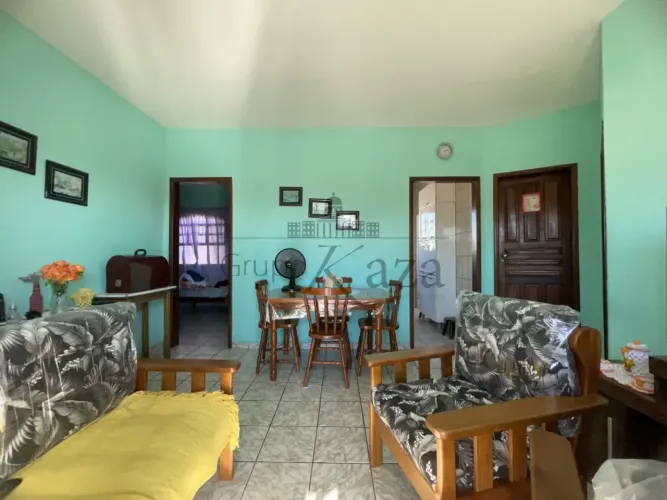 Casa com Ponto Comercial - Jardim Jacinto - 3 Dormitórios - 145m².
