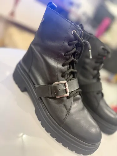 Bota preta cano curto couro